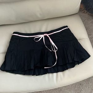 [NEW] Edikted Karmen Pleated Black Mini Skort